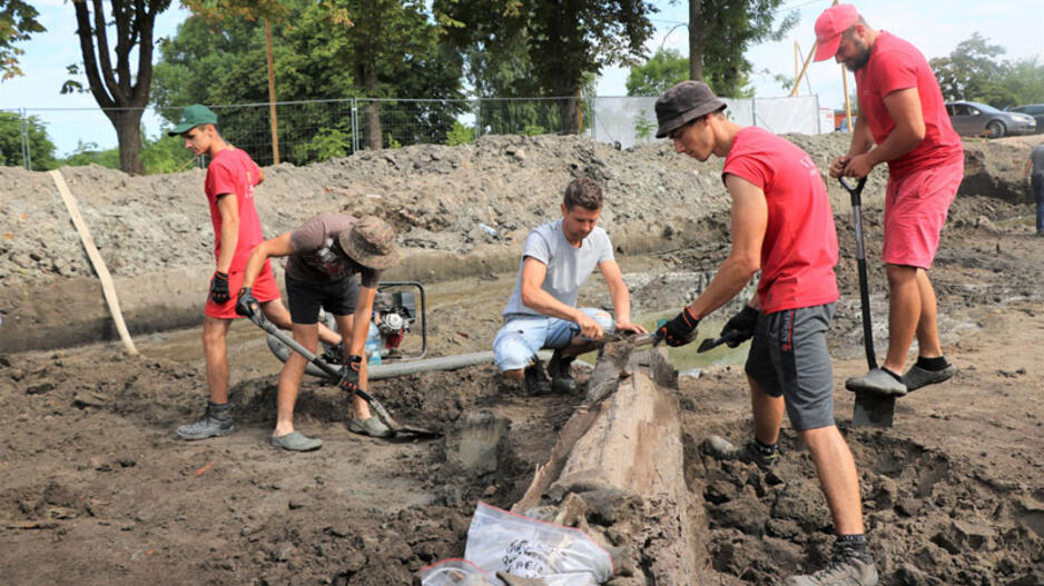 IN SITU. Archeologai atkasė medinį lataką, kuriuo vanduo nutekėdavo į specialiai iškastą ir kuoliukais sutvirtintą tvenkinuką.