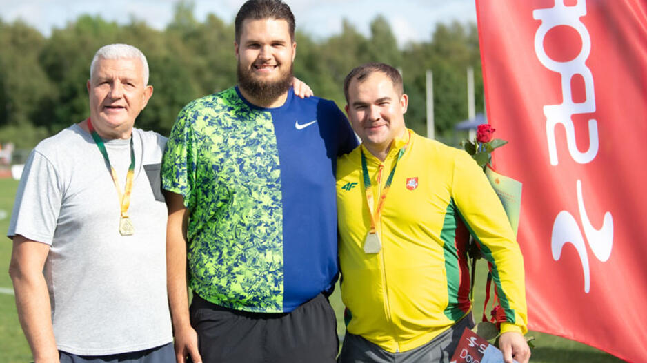 Rutulio stūmikai Šarūnas Banevičius (dešinėje) ir Dominykas Čepys (viduryje) su savo treneriu Valerijumi Murašovu.