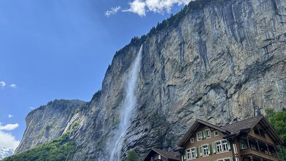  Lauterbrunnen. „Labai populiarus miestelis, gal kiek suturistintas. Bet lengvesnei dienai užsukti ten tikrai verta. Patarimas: jeigu yra daug žmonių, eiti link geležinkelio bėgių, ten yra gražių vietų nuotraukoms, o ir erdvės daugybė, ne taip kaip instagraminėje gatvelėje, kurioje stovi eilė laukiančiųjų nusifotografuoti“, - patarė keliautoja.