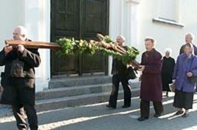 "Mane Dievas nešė ant rankų..." 