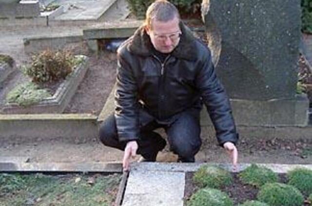 45 centimetrai kapinių žemės supjudė gimines 