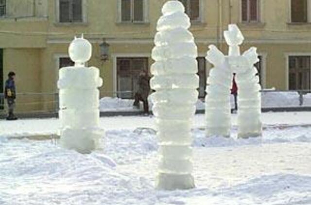 Menininkai meldžia šaltuko ledo skulptūroms 