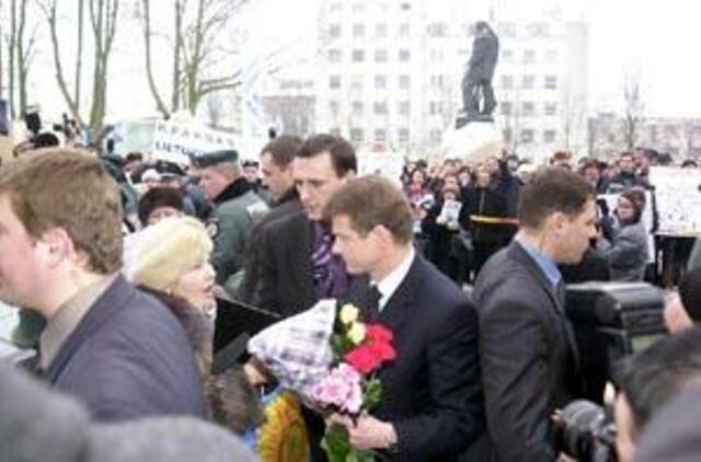 Prezidentas sutiktas be valdžios demaršo 