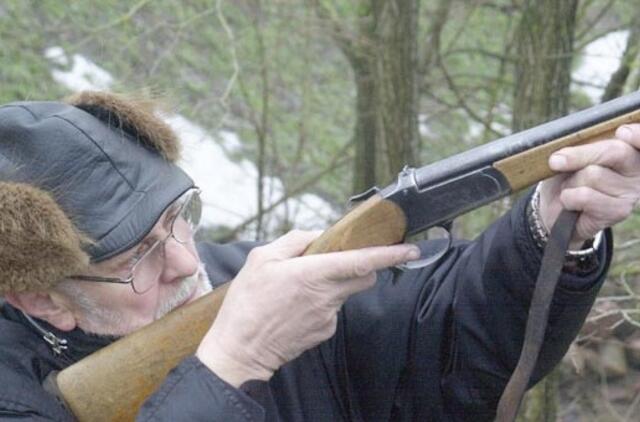 Vytautą Bują varnos lenkia iš tolo