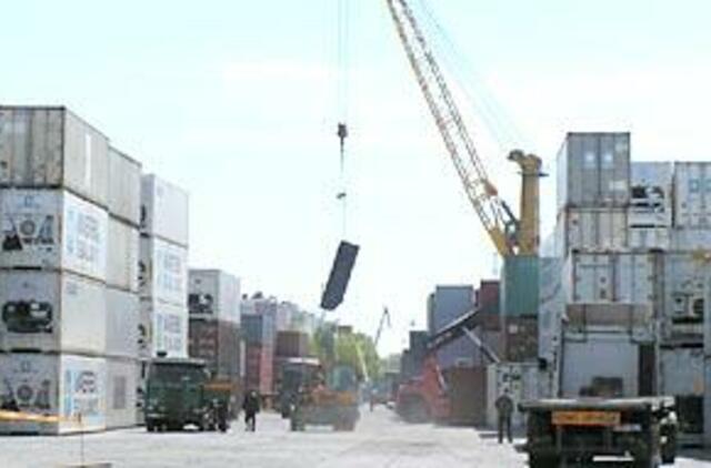 Tranzitiniai jūriniai konteineriai Klaipėdoje "sėdo ant seklumos" 