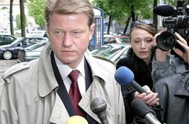 Nušalintajam prezidentui - įtarimų kruša 