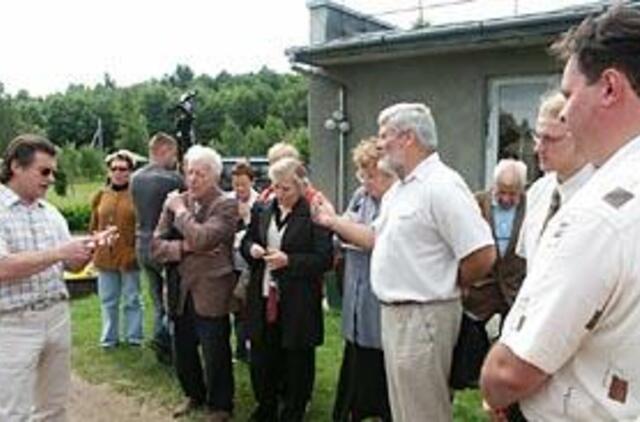 Atgautą žemę nuo savininakų skiria aukšta tvora 