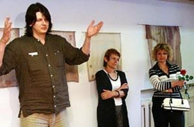 Močiutės suknia ir jūreiviški marškinėliai dailininkų žvilgsniu 