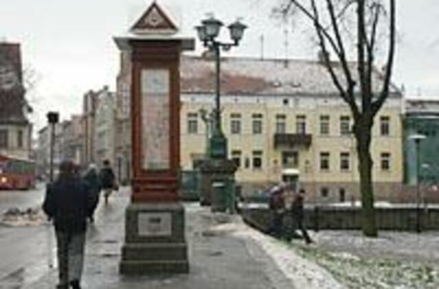 "Visi mieste esantys laikrodžiai rodo netikslų laiką..." 