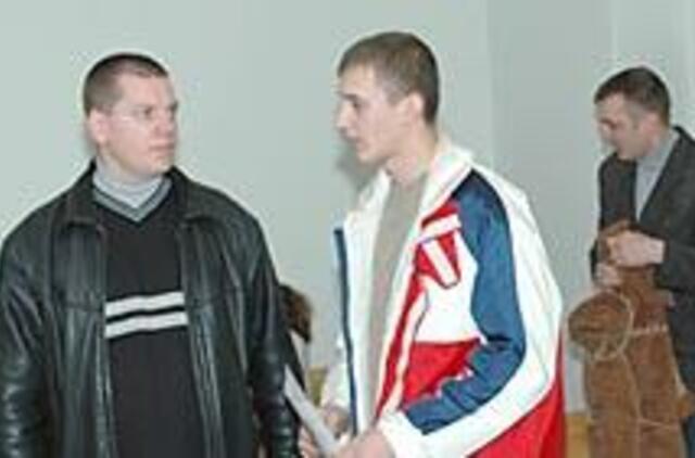 Kaltinami pelnęsi iš prostitučių darbo 