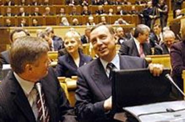 Virš politikos arenos - revoliucijos debesys 