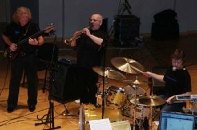 Indoamerikoniškas, portugalodzūkiškas džiazas apie meilę 