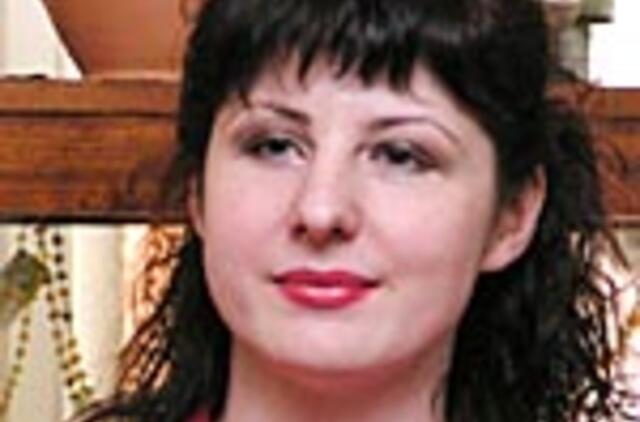 Aušra Grigaitienė siūdina liturginį rūbą būsimam kunigui