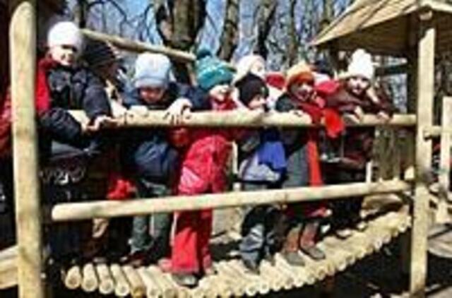 Po skaudžių nelaimių vaikams įrengta pavyzdinė žaidimų aikštelė 