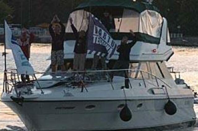 "Viktoriją" bangos nunešė į Liepoją 