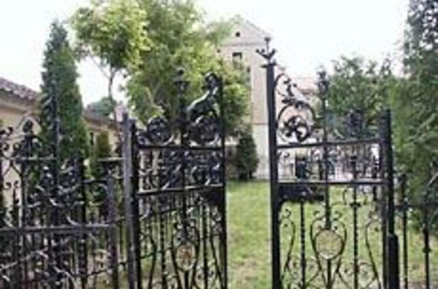 Parko valdytojams rūpi skulptūros, o ne klaipėdiečių palaikai 