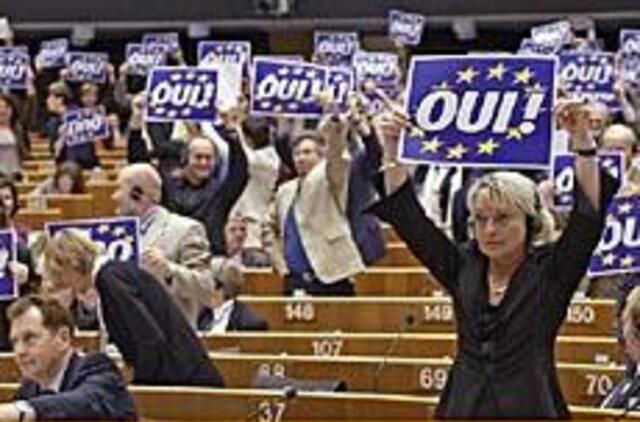 ES Konstitucija: nemirusi, bet jau palaidota? 