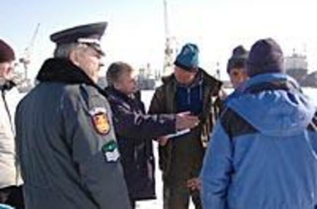Žvejų vaikymas nuo ledo virto politiniu mitingu 