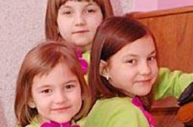 Trys seserys, žaidžiančios su mūzomis 