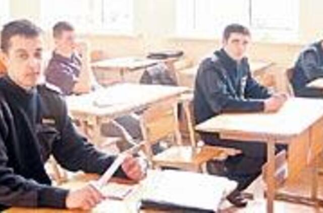 Studentai mokomi dėvėti uniformas 