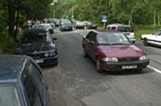 Vasarotojai tyčiojasi iš policijos 