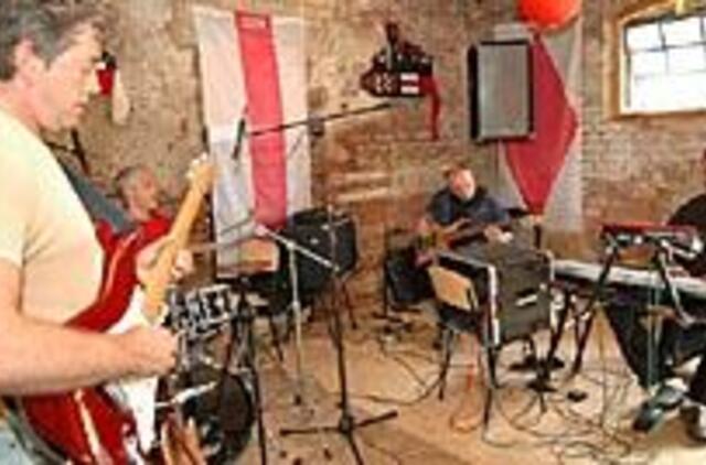 Pamario ženklai - emalyje ir muzikoje 