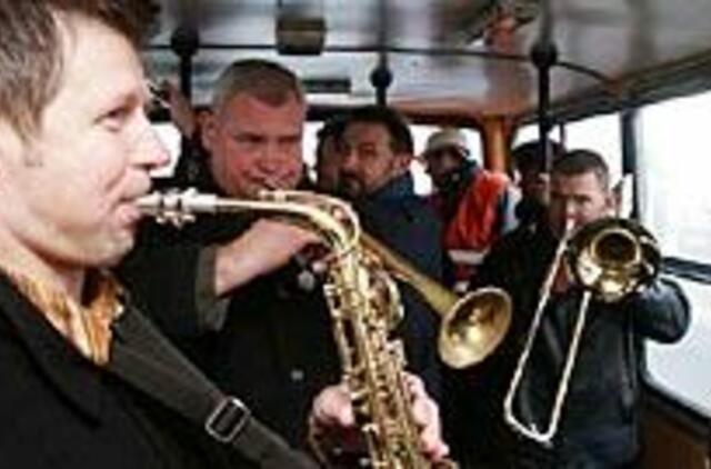 Taikos balandžiai tarp teroristų arba Pakeleiviai