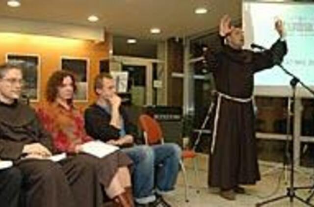 Uždegamos žvakės sklaido tamsą 