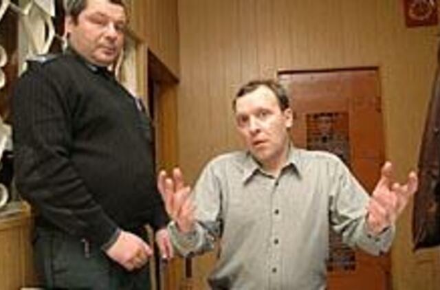 N. Puteikis srebia savo išvirtą košę 