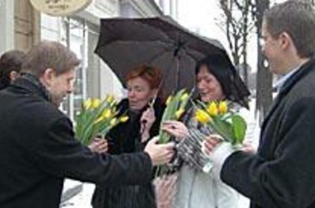 Vietoje tulpių ir gvazdikų moterys reikalauja lygybės 