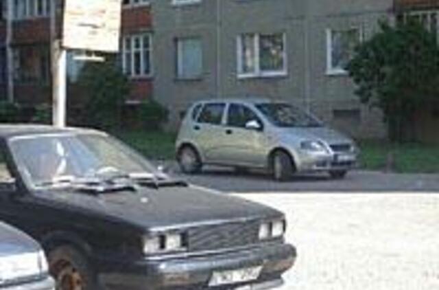 Atnaujinti aikšteles trukdo automobiliai