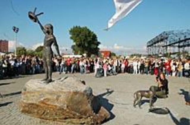 "Vaikystės svajonė: mylėk, tikėk ir lauk"