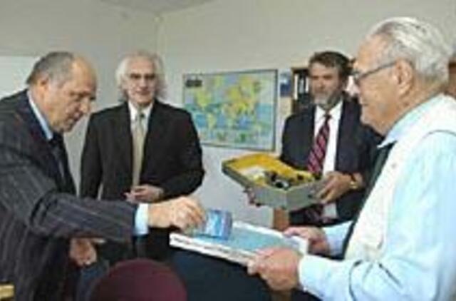 "Kapitono Kaminsko" antspaudas - brolio rankose 