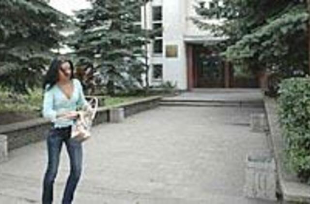 Merginos nori valdyti uostą ir skaičiuoti pinigus 