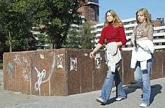 Sienų tepliotojai toliau vagia miestiečių pinigus 