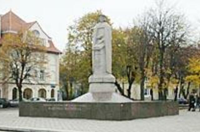 Vandalai kėsinasi į  M. Mažvydo paminklą