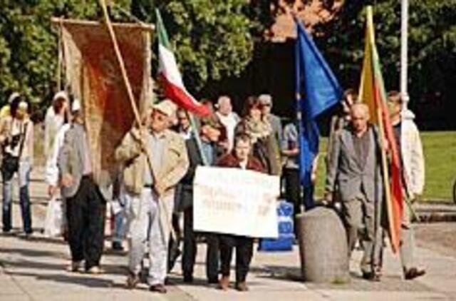 Tauta palikta už borto 