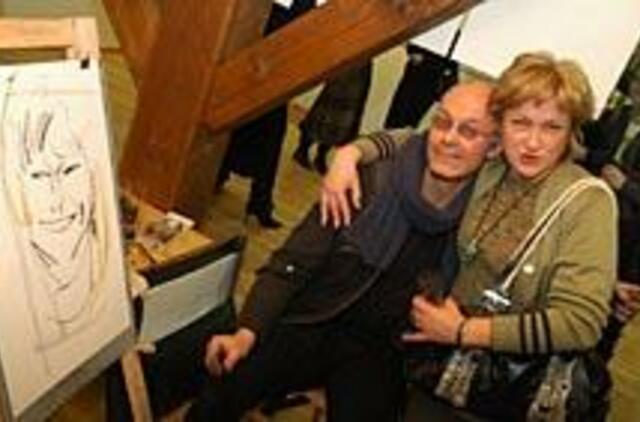 Moteris - pakylėta, plevenanti ir juodvarniu kranksinti 