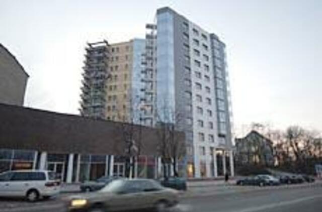 Aistros dėl daugiabučio tebeverda