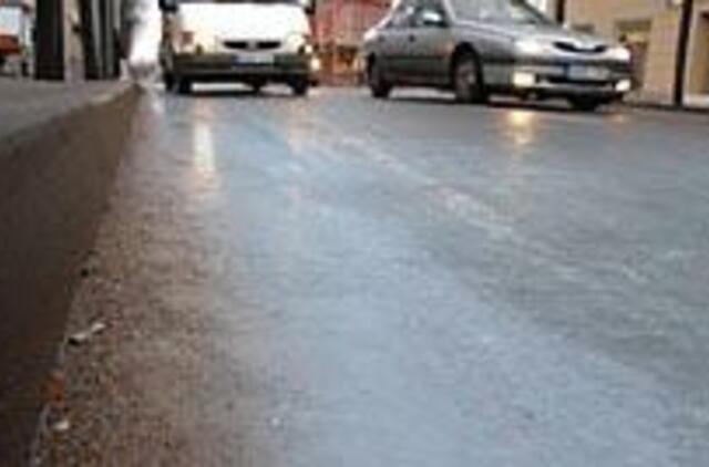 Kelių valytojai įsprausti į kampą