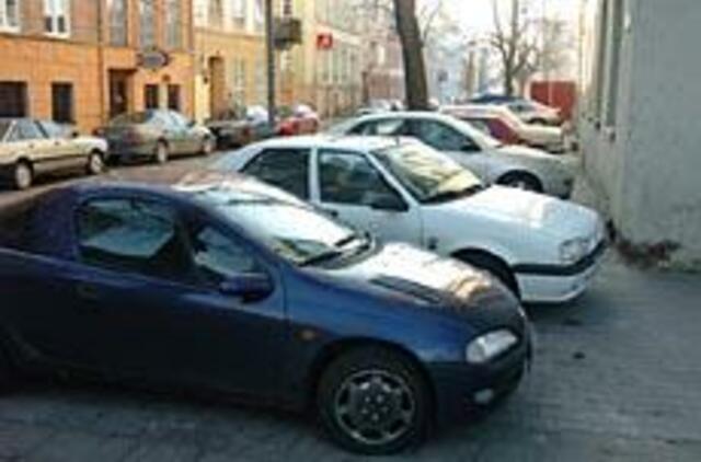 Automobilių stovėjimo apmokestinimą nukėlė įtarimai 