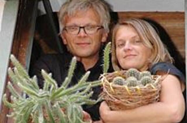 Nomeda ir Gediminas Urbonai laukia grįžtančių balandžių