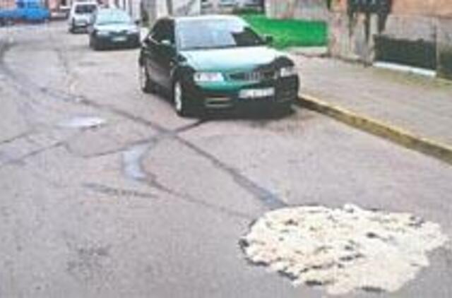 Vidury gatvės - alyvos bala