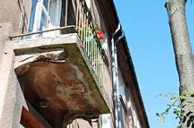 Grėsmė praeiviams - trupantys balkonai