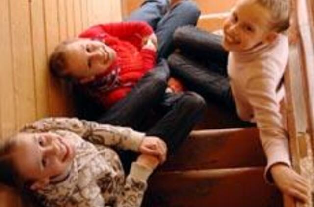 "Atstumas - ne daugiau nei metras..."