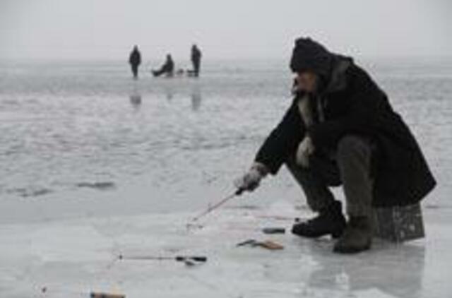 Žvejai ant marių ledo liko it slieką kandę