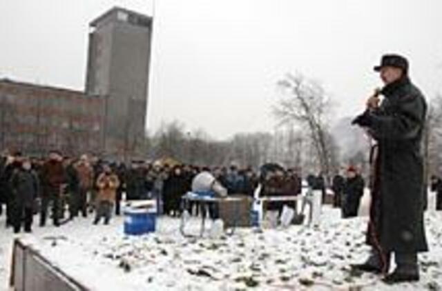 J. Burba mitinge lyginosi su Tadu Blinda 