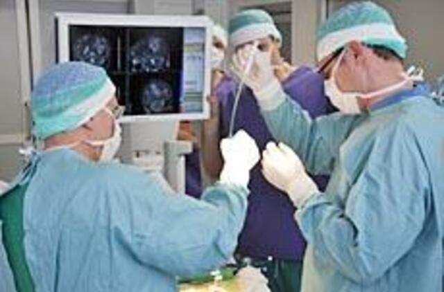 Kelią instrumentams rodo neuronavigacijos sistema