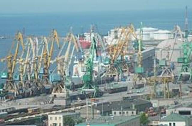 Ir pinigų trūksta, ir krantinės griūva