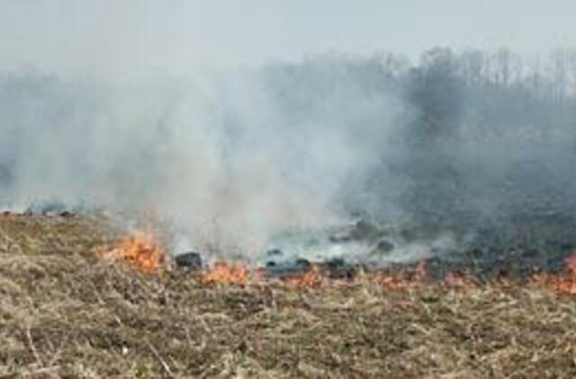 Ugniagesiai laukia pagalbos iš dangaus